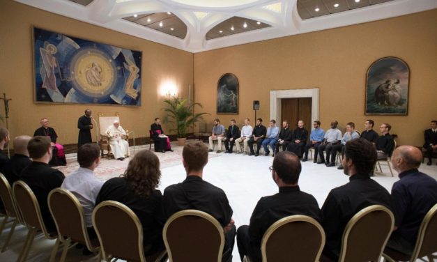 Папа заклікаў маладых езуітаў “шавяліцца” і дапамагаць моладзі