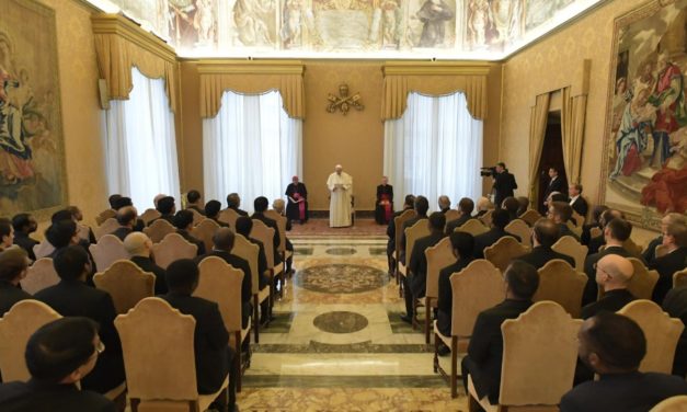 Святы Айцец сустрэўся з маладымі езуітамі